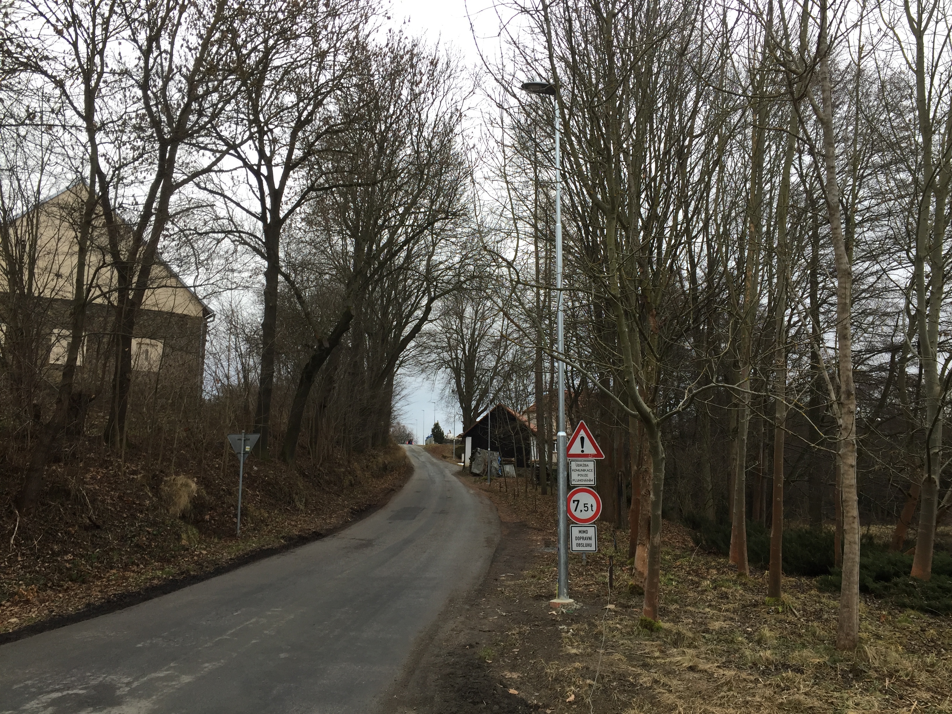 Lampy veřejného osvětlení v Chabičovicích směr Zahrádka