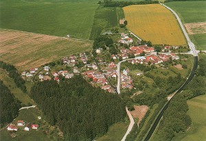 Letecký pohled na obec Mirkovice